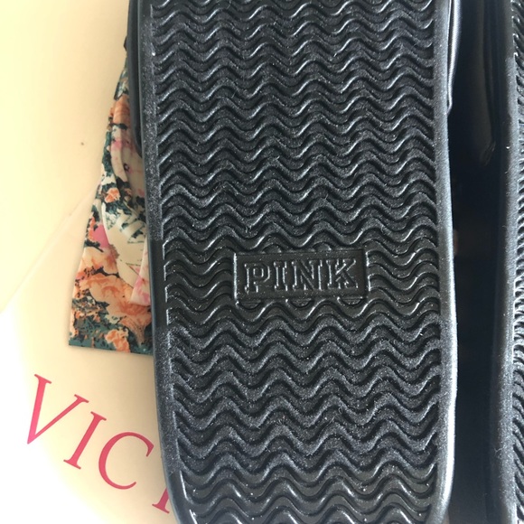 🛑⚠️ SOLD 6.1.22 ⚠️🛑
VS comfy sole black satin bow with flowered carry bag NWT - Picture 8 of 8
